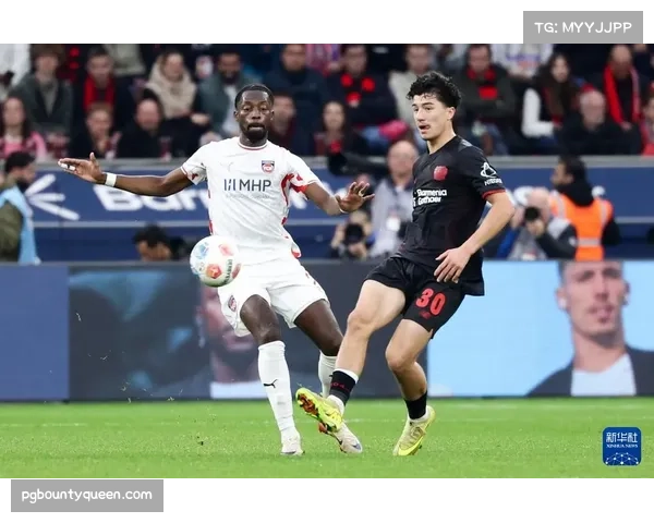 海登海姆试图通过长传找孔戴 但勒沃库森后防线身高优势明显 海登海姆试图通过长传找孔戴 但勒沃库森后防线身高优势明显